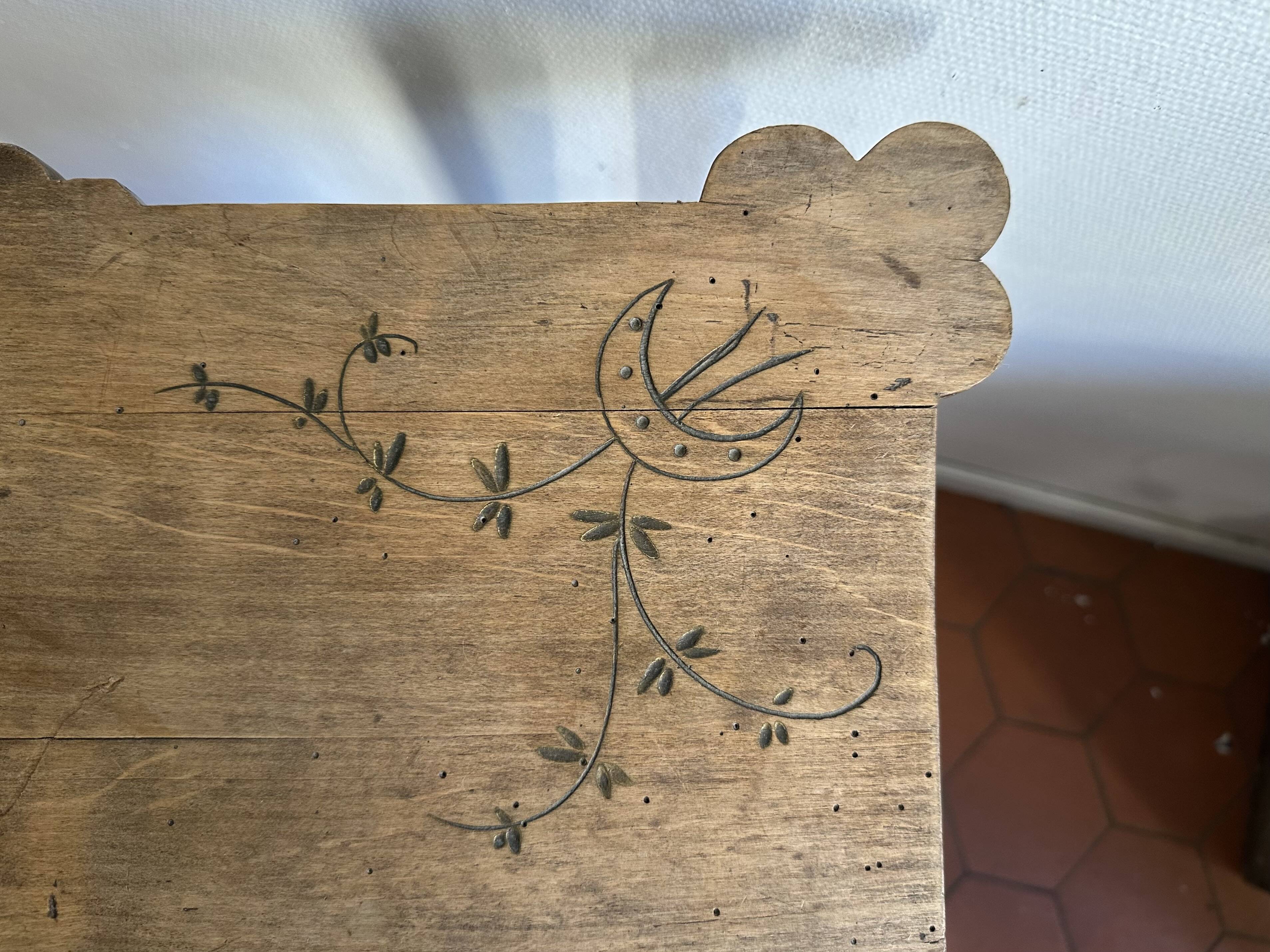 Table d’appoint Art nouveau en bois gravé avec tiroir, vers 1900