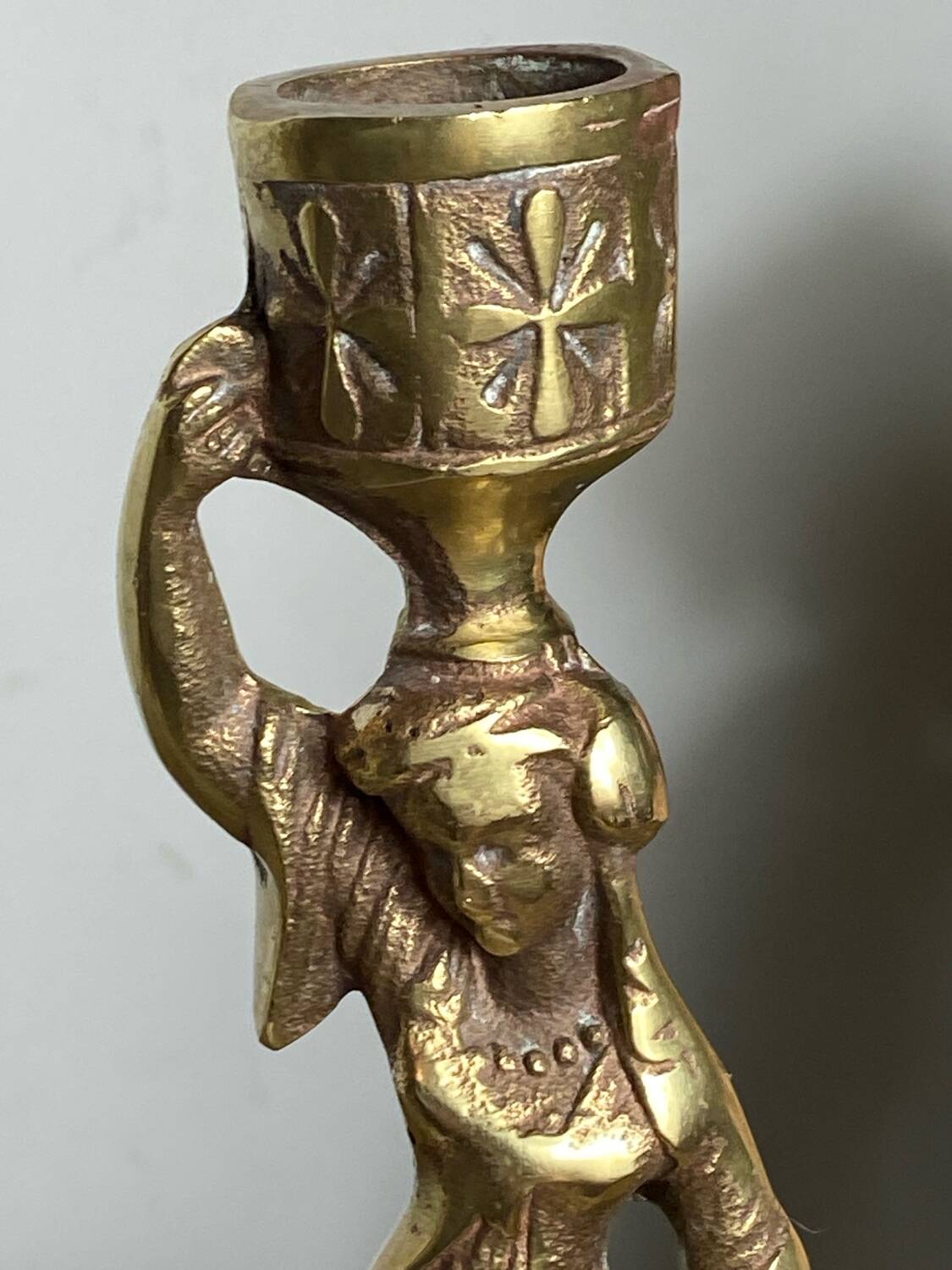 Paire de bougeoirs en bronze, porteuses d’eau