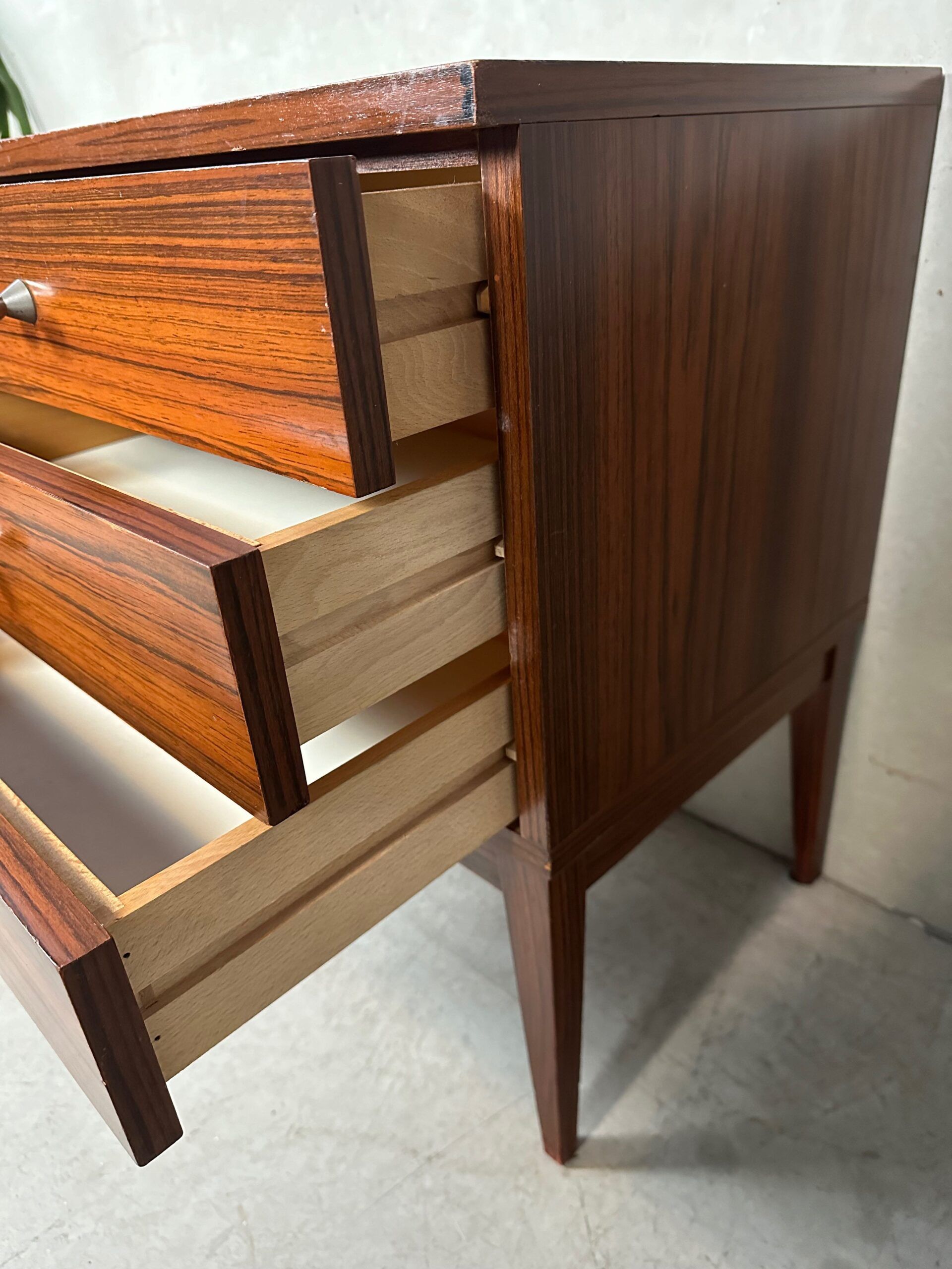 Buffet en noyer de style mid-century moderne
