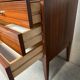 Buffet en noyer de style mid-century moderne