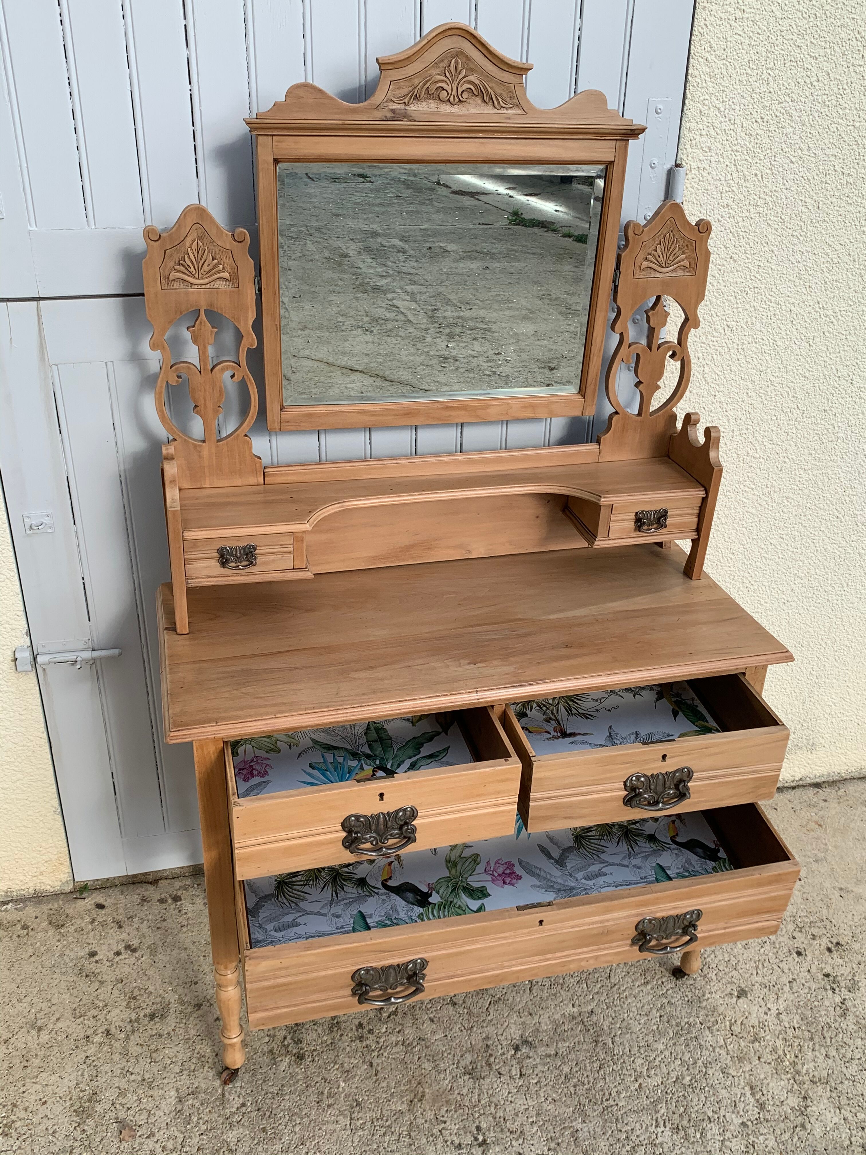 English dressing table 1900