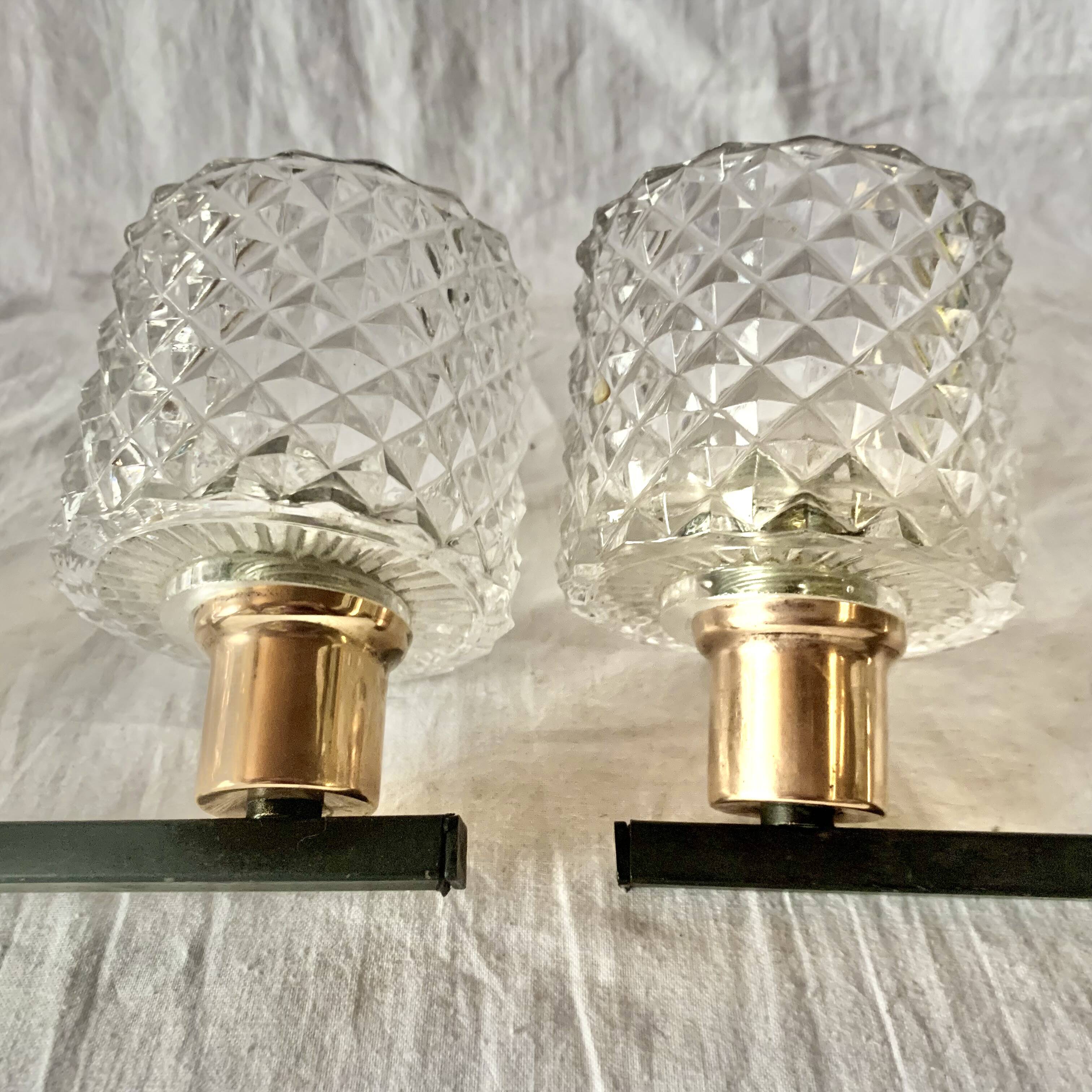 Pair of wall sconces in gilded brass and textured glass