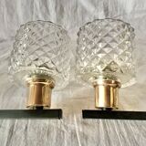 Pair of wall sconces in gilded brass and textured glass