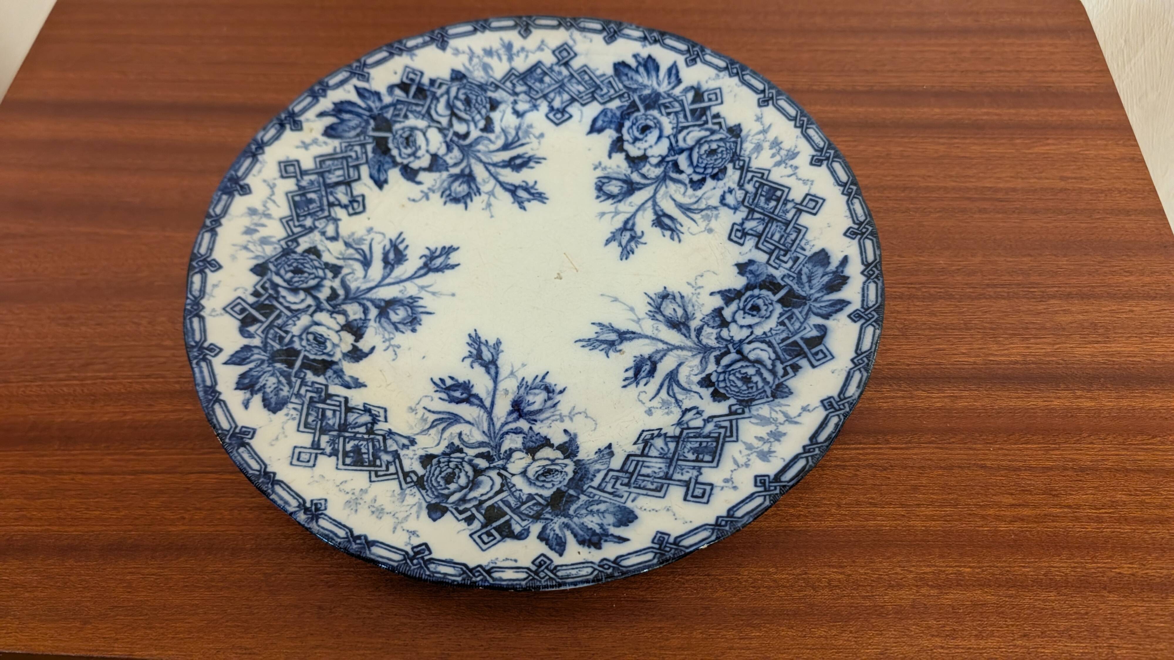Assiette ancienne bleu cobalt L.M. & Cie – décor floral
