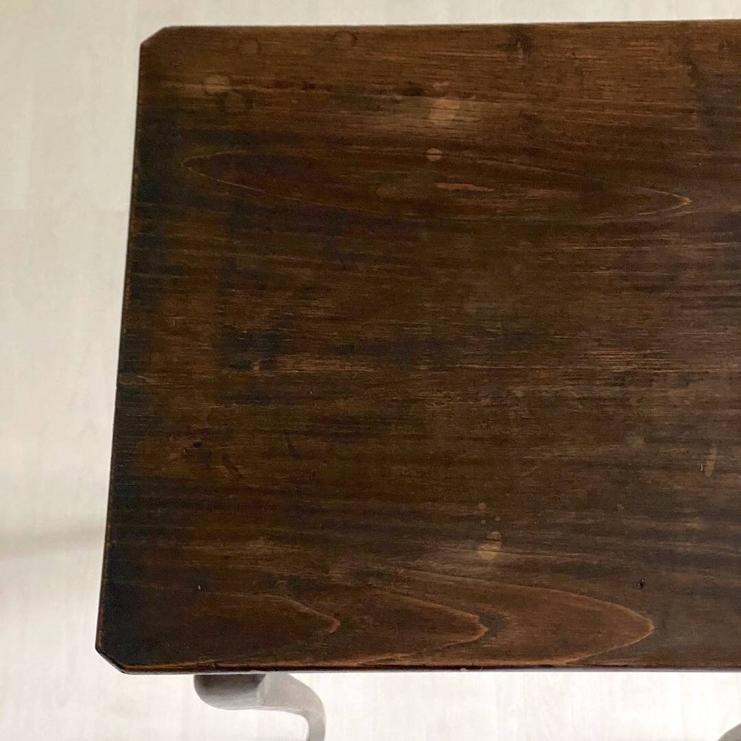 Side table with curved legs