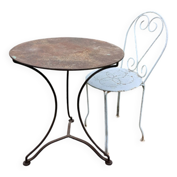Table et chaise anciennes