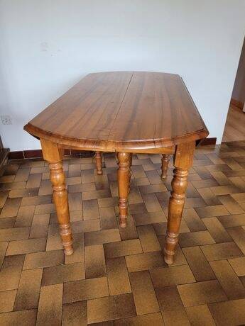 Folding wooden round table