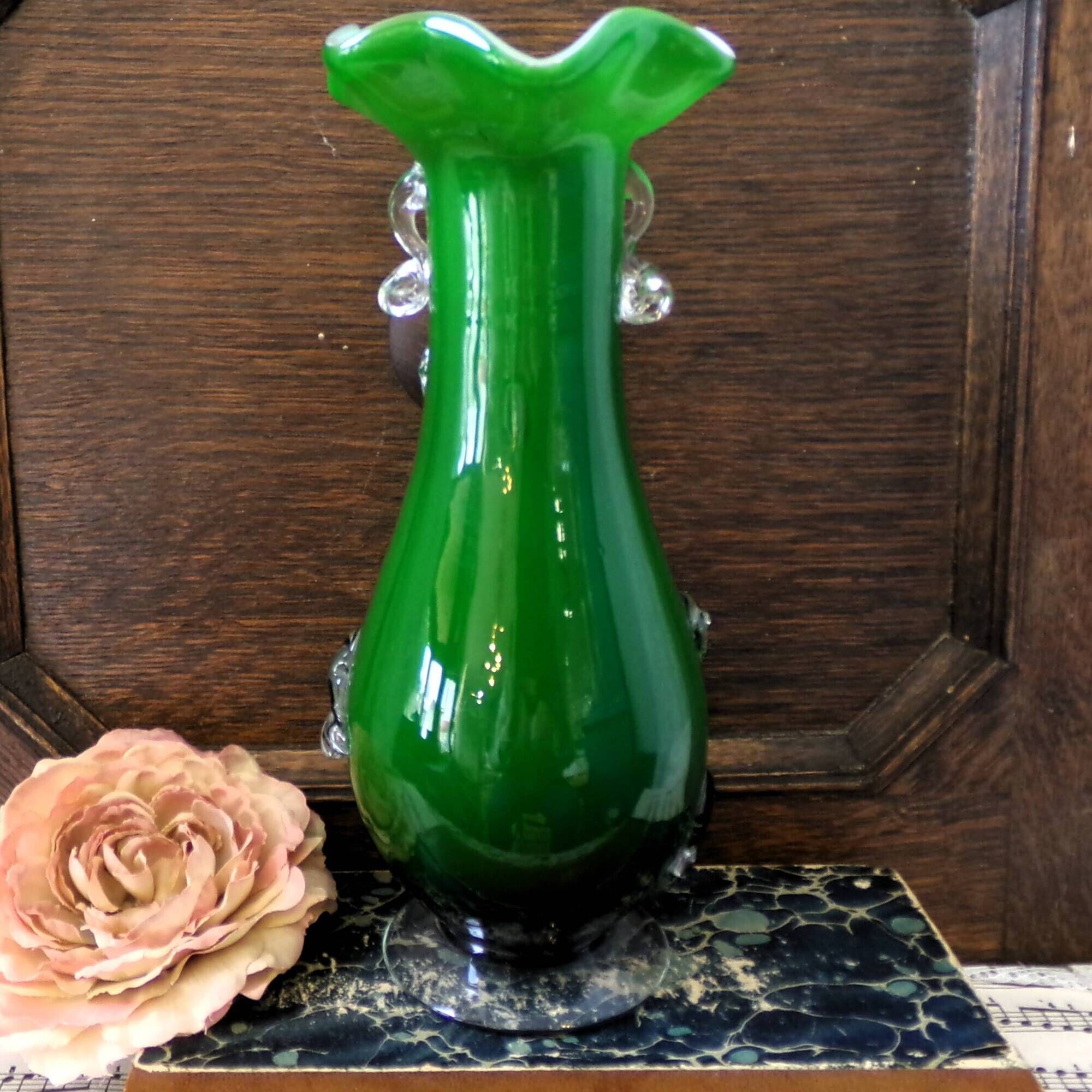 Vase Murano vert foncé fait main avec détails floraux en verre transparent