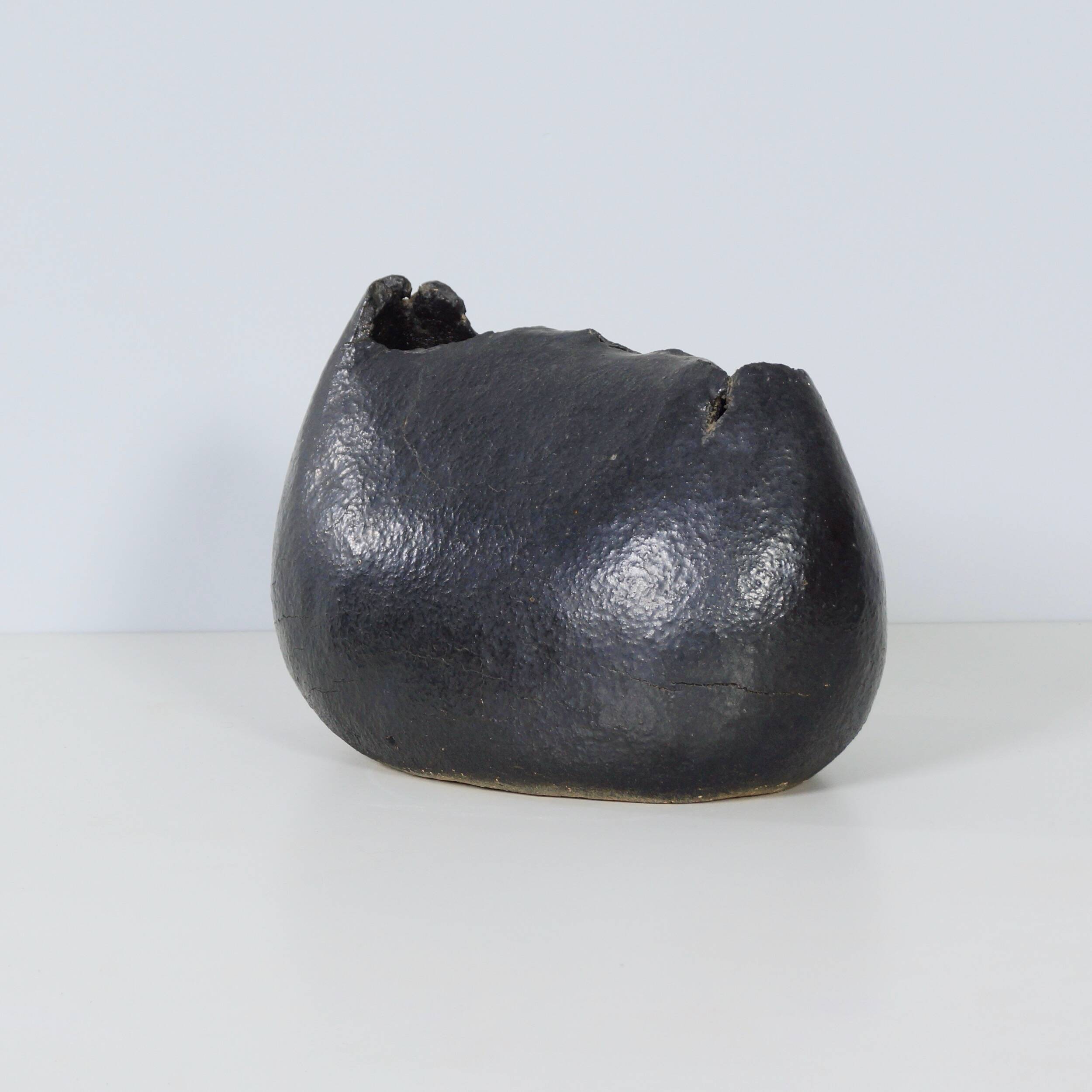 Sculptural vase by Keiko Yoshida from 1971 in black ceramic