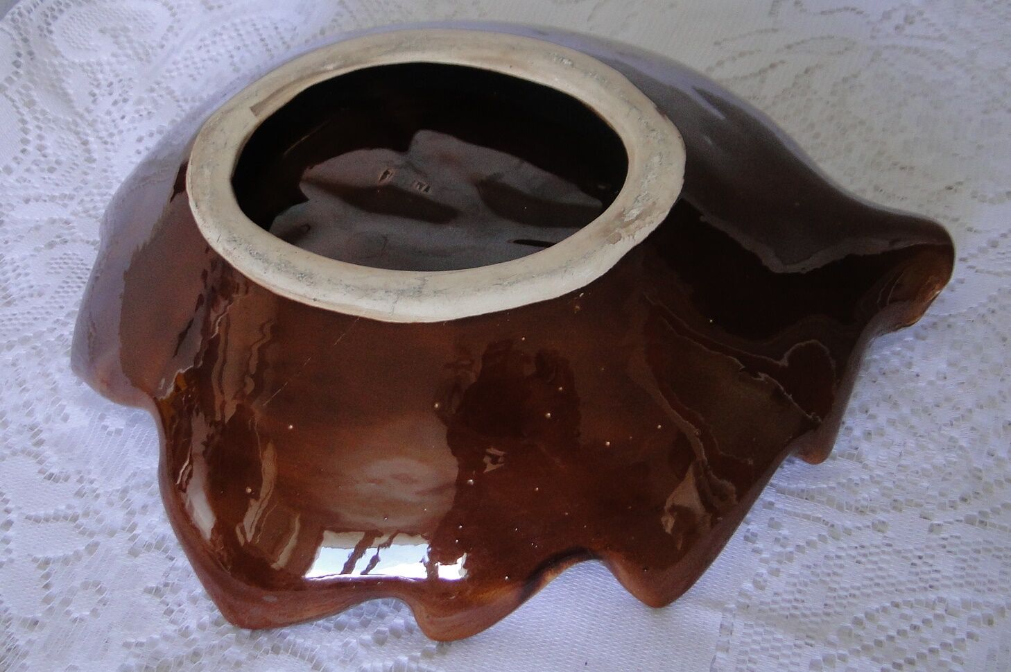 Ceramic fruit cup of vallauris jasped colors red tones brown leaf shape