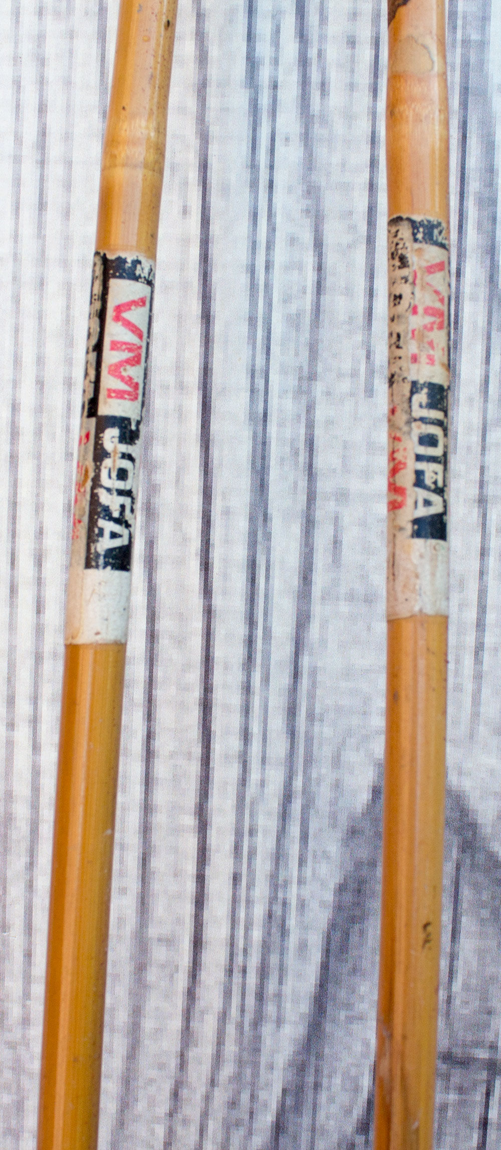 Vieille paire de bâtons de ski and bamboo 90 cm haute