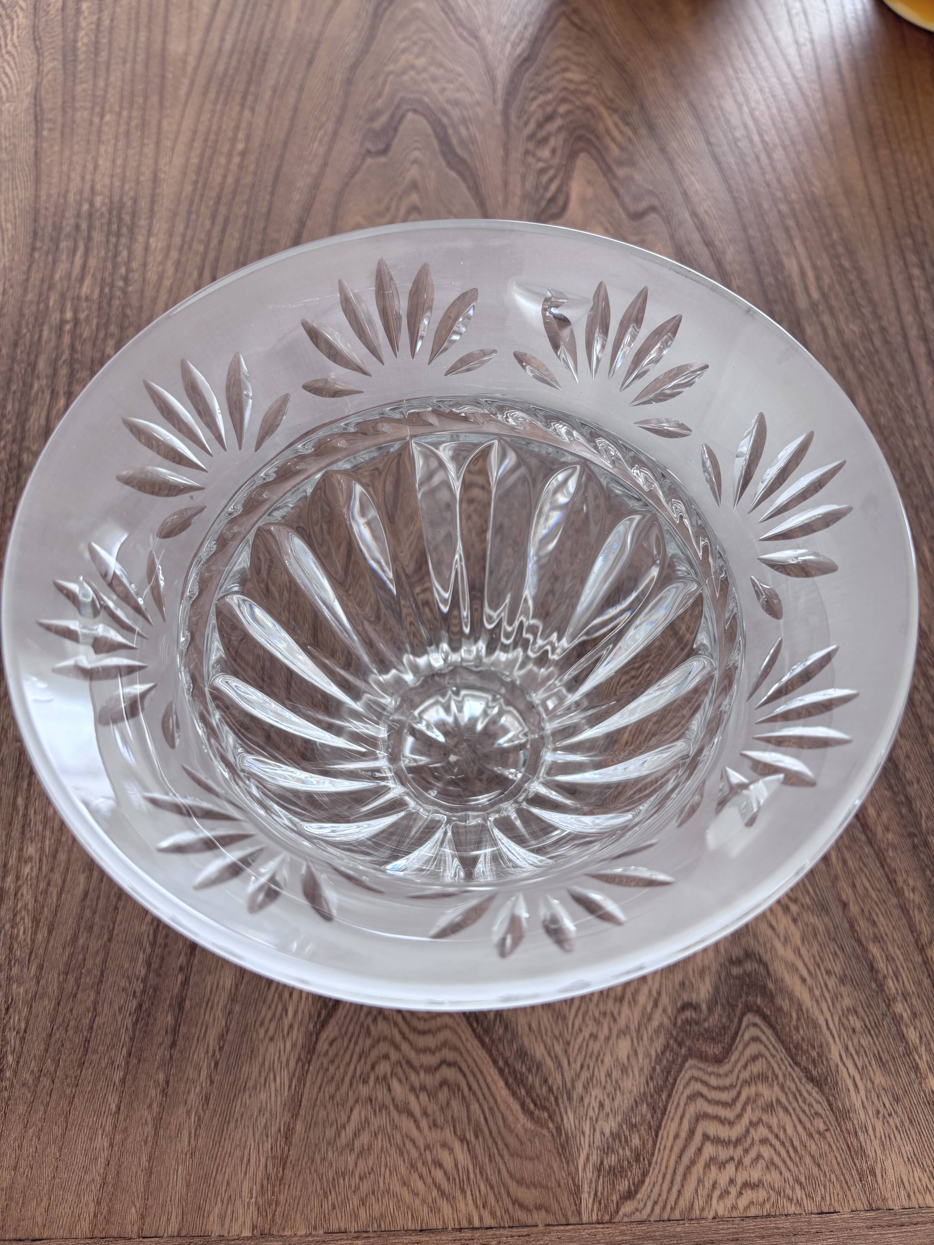 Cut crystal bonbonnière from Bohemia on a pedestal with a lid.