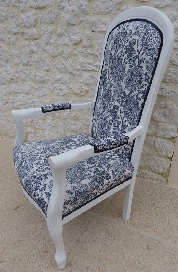 Fauteuil voltaire de style recouvert tissus fleuri en bois de qualité ettet vieilli