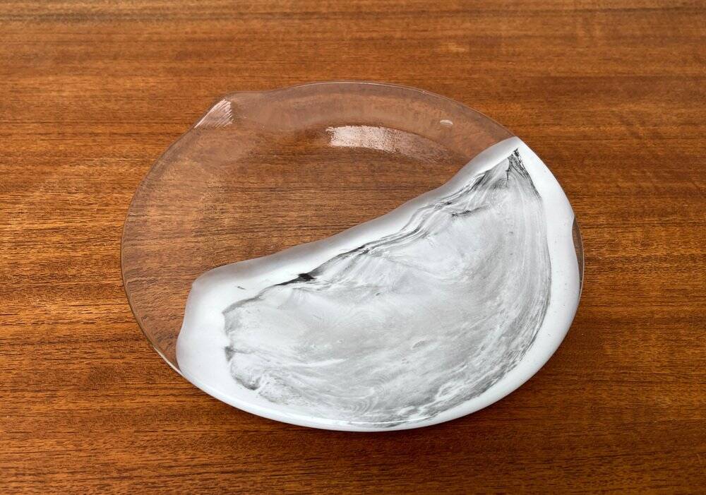 Vintage plate or bowl in German glass by Hans Jürgen Richartz for the Richartz art collection, Mathildenhütte, Solingen, Germany.