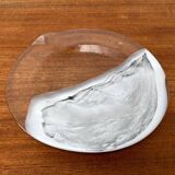 Vintage plate or bowl in German glass by Hans Jürgen Richartz for the Richartz art collection, Mathildenhütte, Solingen, Germany.