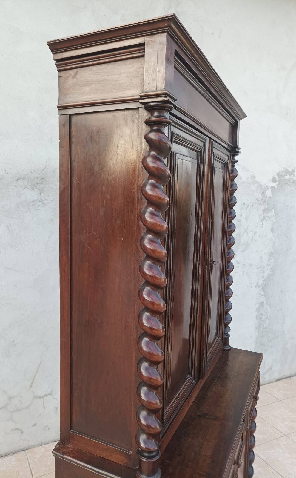 Buffet with 2 bodies Louis XIII in walnut, 19th century.