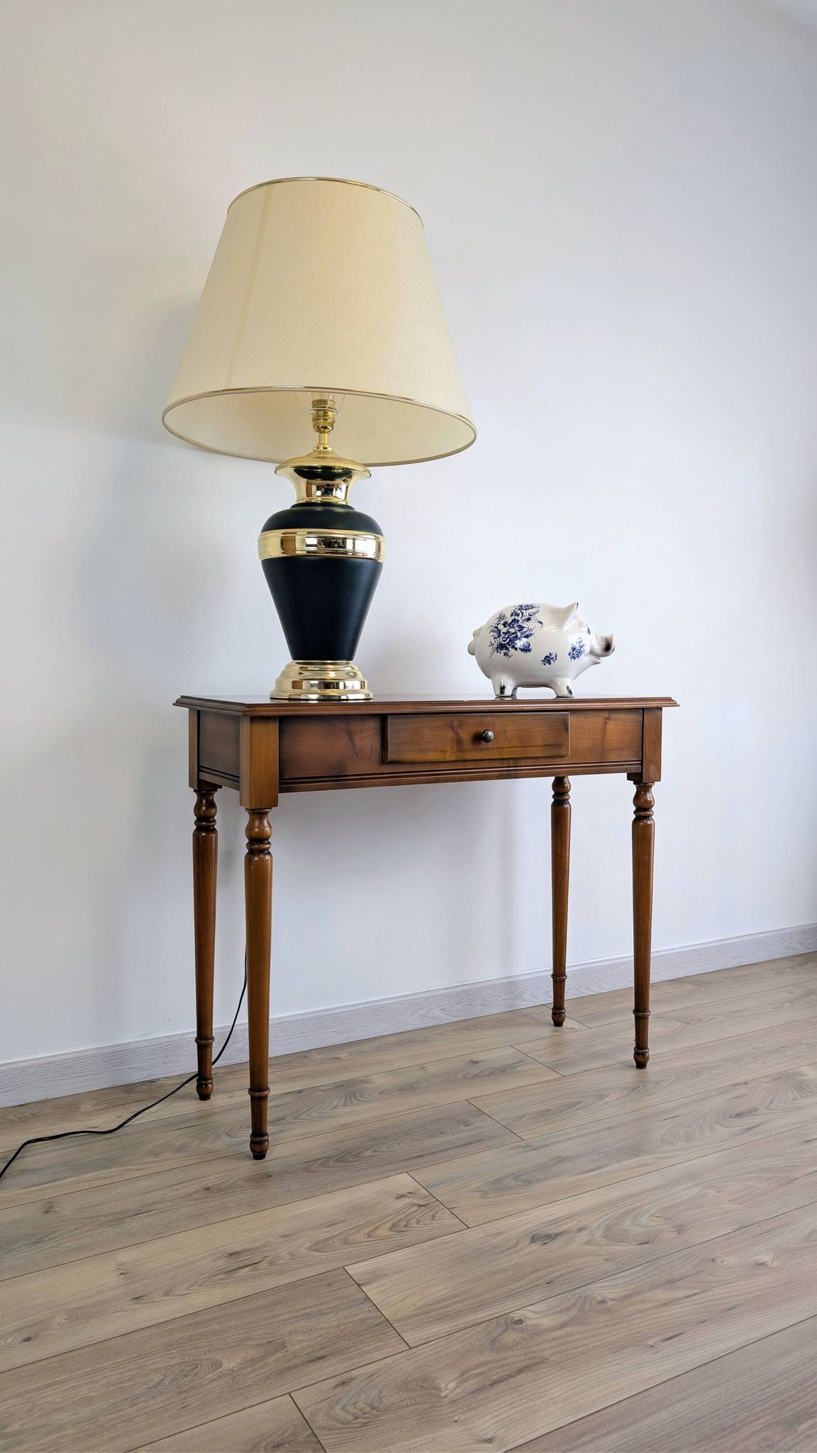 Console en merisier aux pieds tournés et tiroir – charme classique
