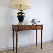 Console en merisier aux pieds tournés et tiroir – charme classique