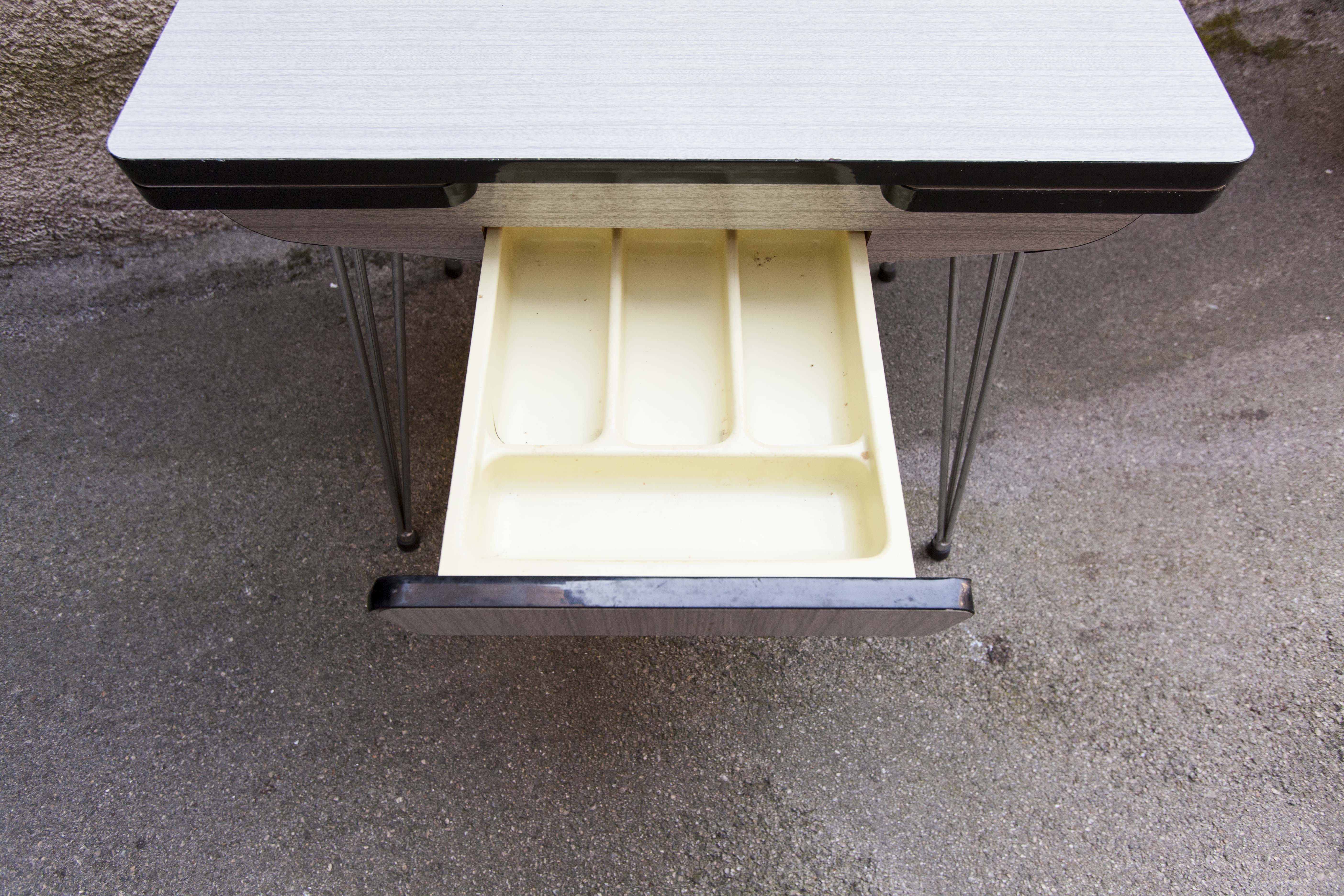 Set table formica and 2 chairs