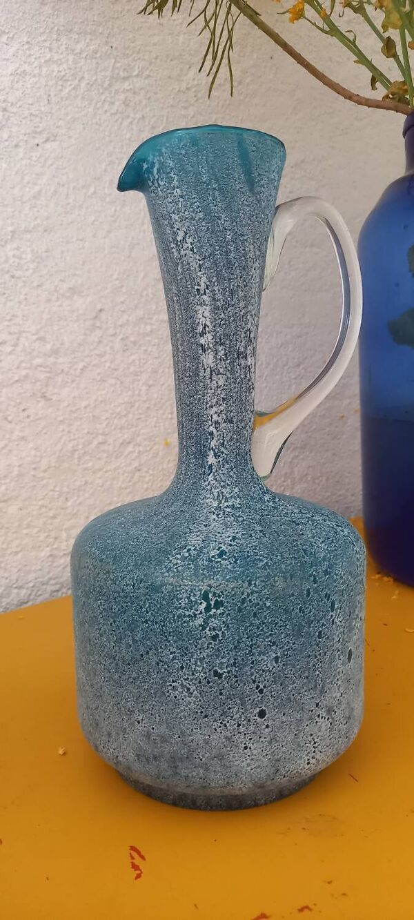 Carafe en verre bleu