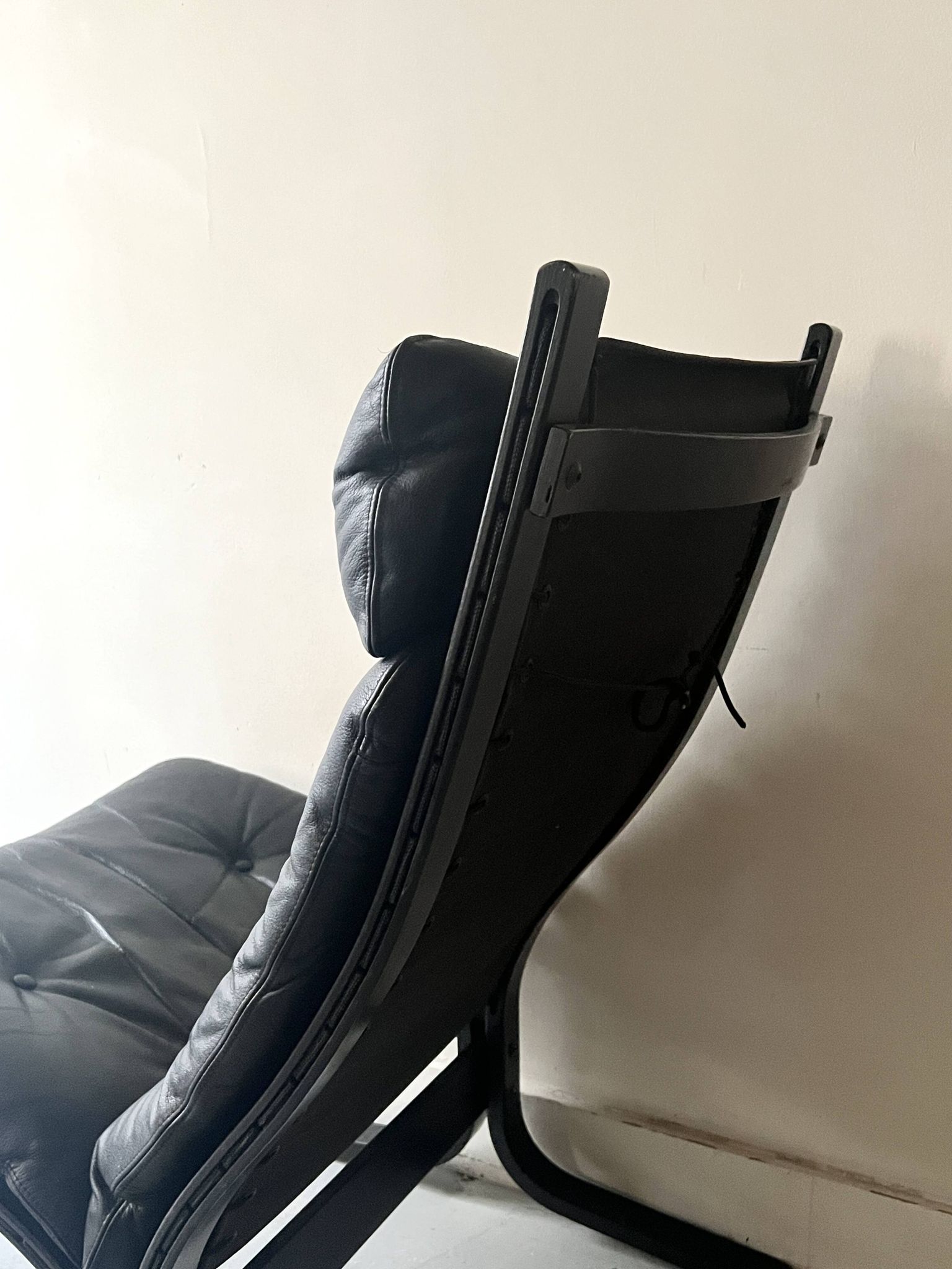 Scandinavian black leather armchair Siesta by Ingmar Relling, design 1970.