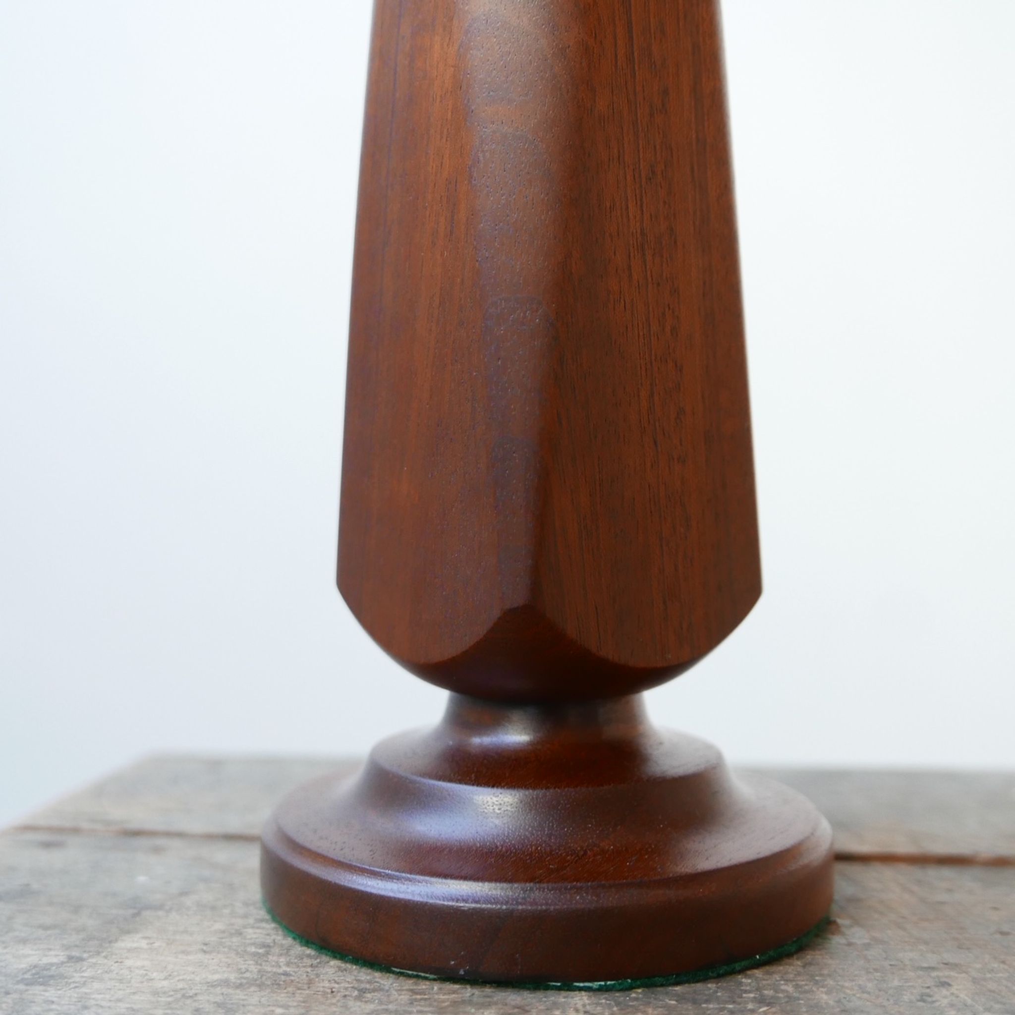 Lampe de table scandinave du milieu du siècle en teck