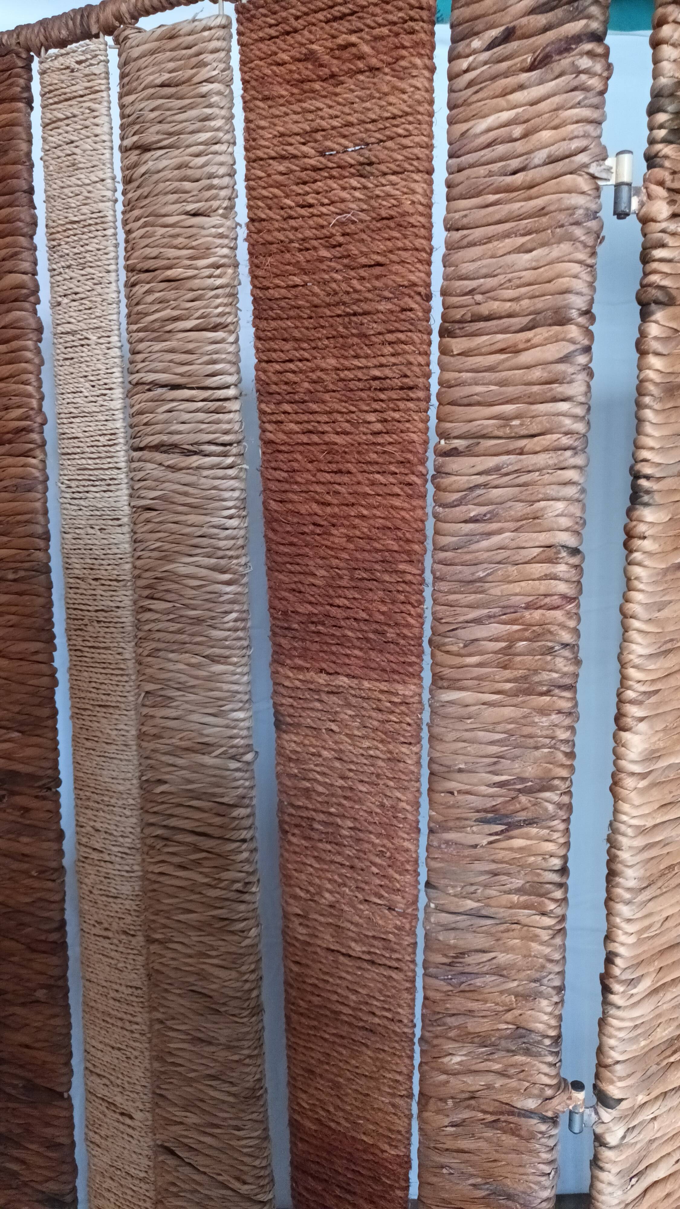 Three-panel screen in natural fibre