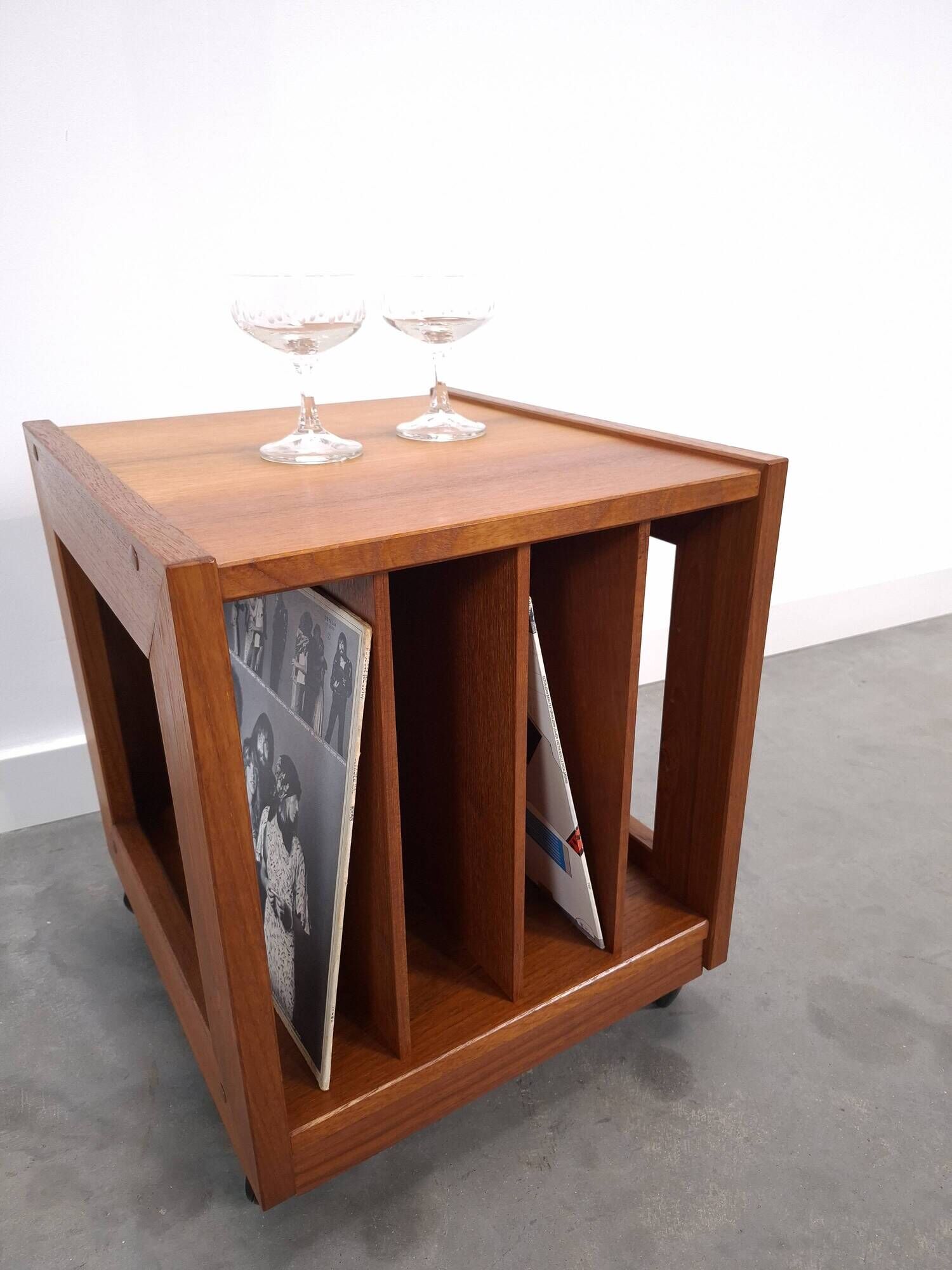 Meuble en teck LP sur roulettes, table d'appoint, table de nuit, armoire 1