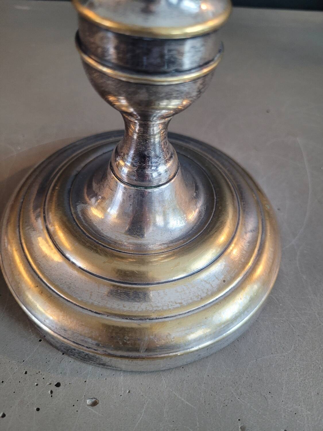 Paire de bougeoirs anciens en laiton argenté