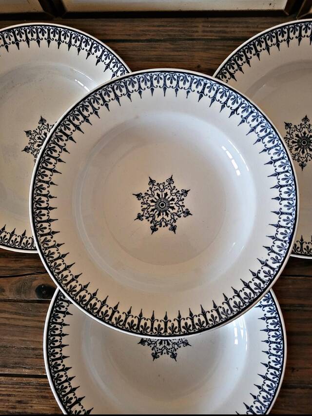 4 assiettes creuses Saint Amand, service Primax en terre de fer bleue, début 1900