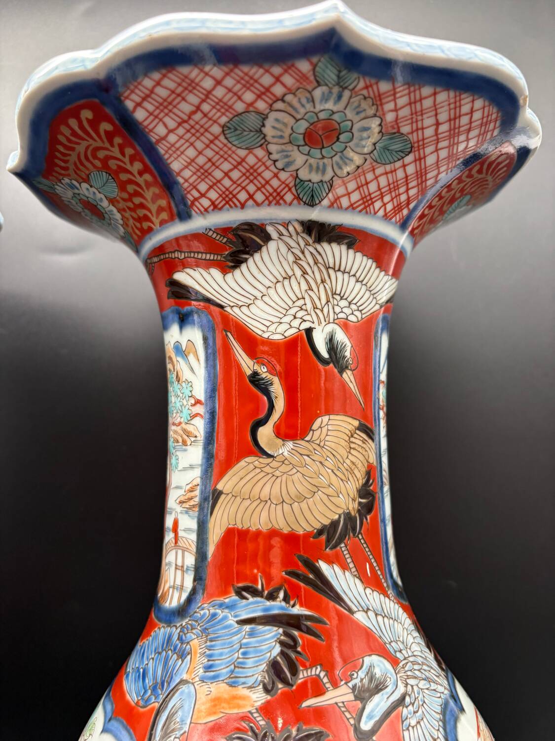 Paire de Vases Cornets Japonais Imari | Décor de Grues & Rouge de Fer