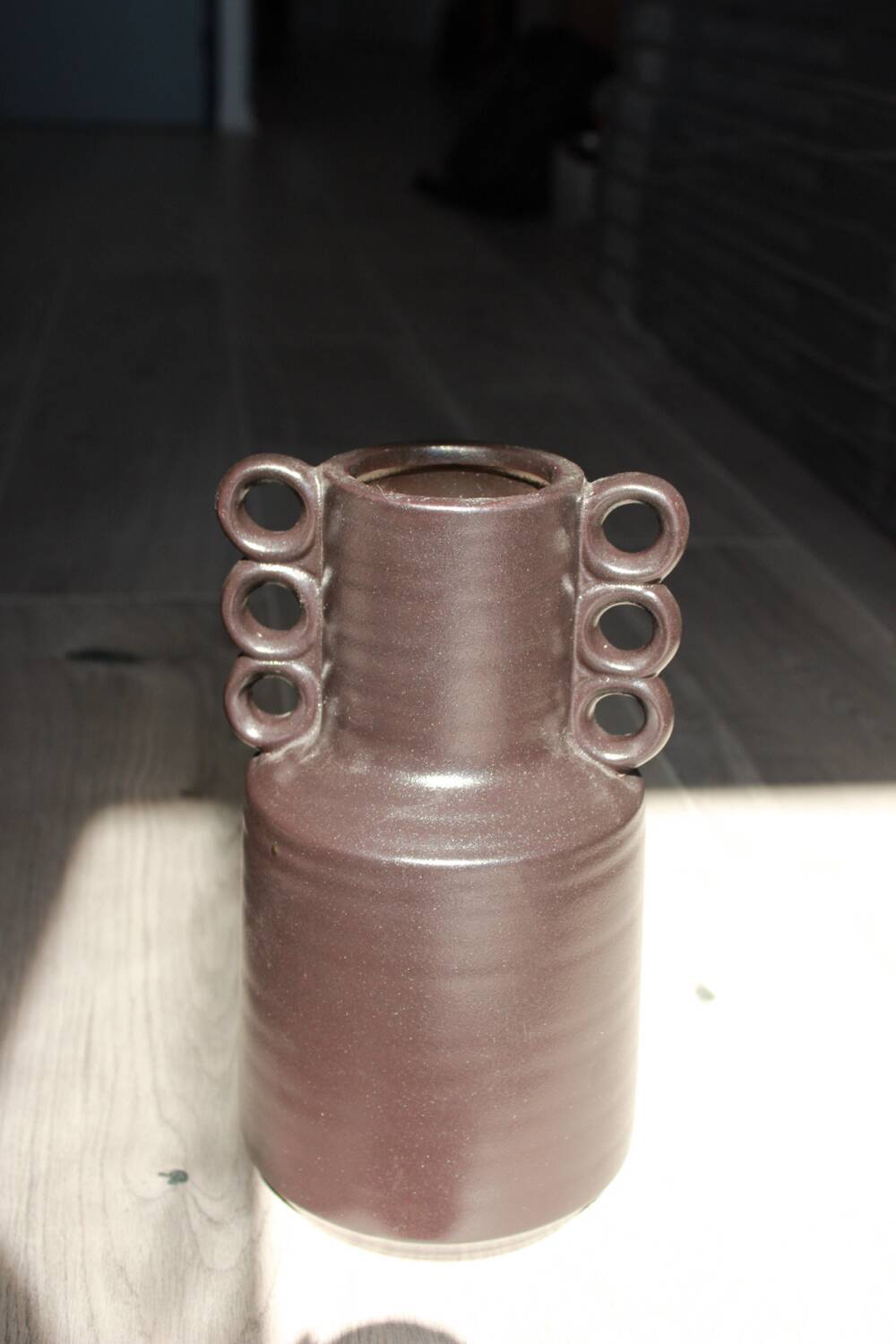 Matte porcelain vase with three handles – Bama model