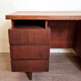 beautiful Scandinavian center desk in teak with a beautiful original patina circa 1960
