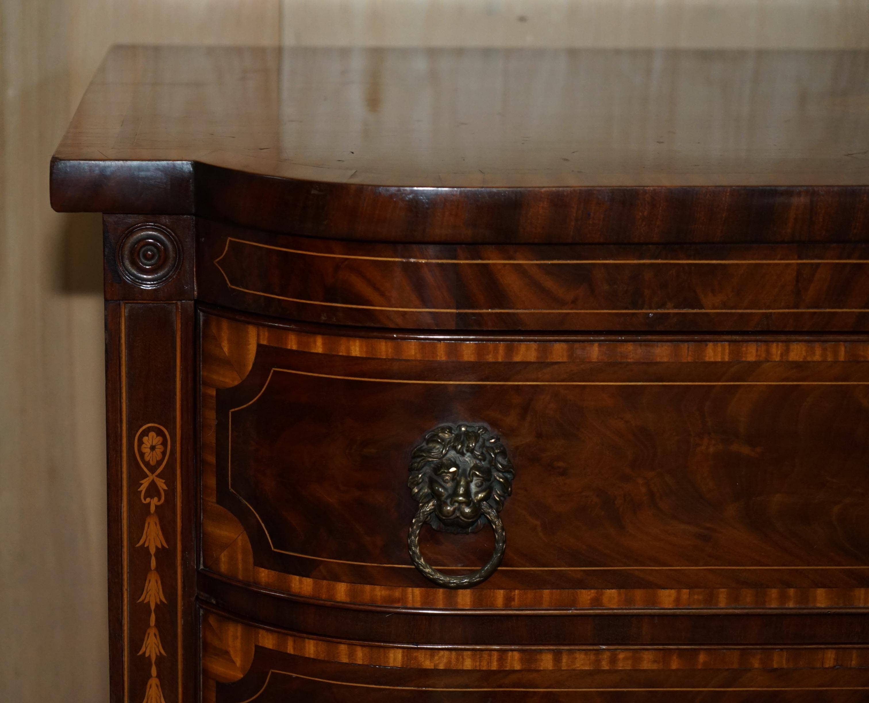 Commode Sheraton avec poignées tête de lion, 1859