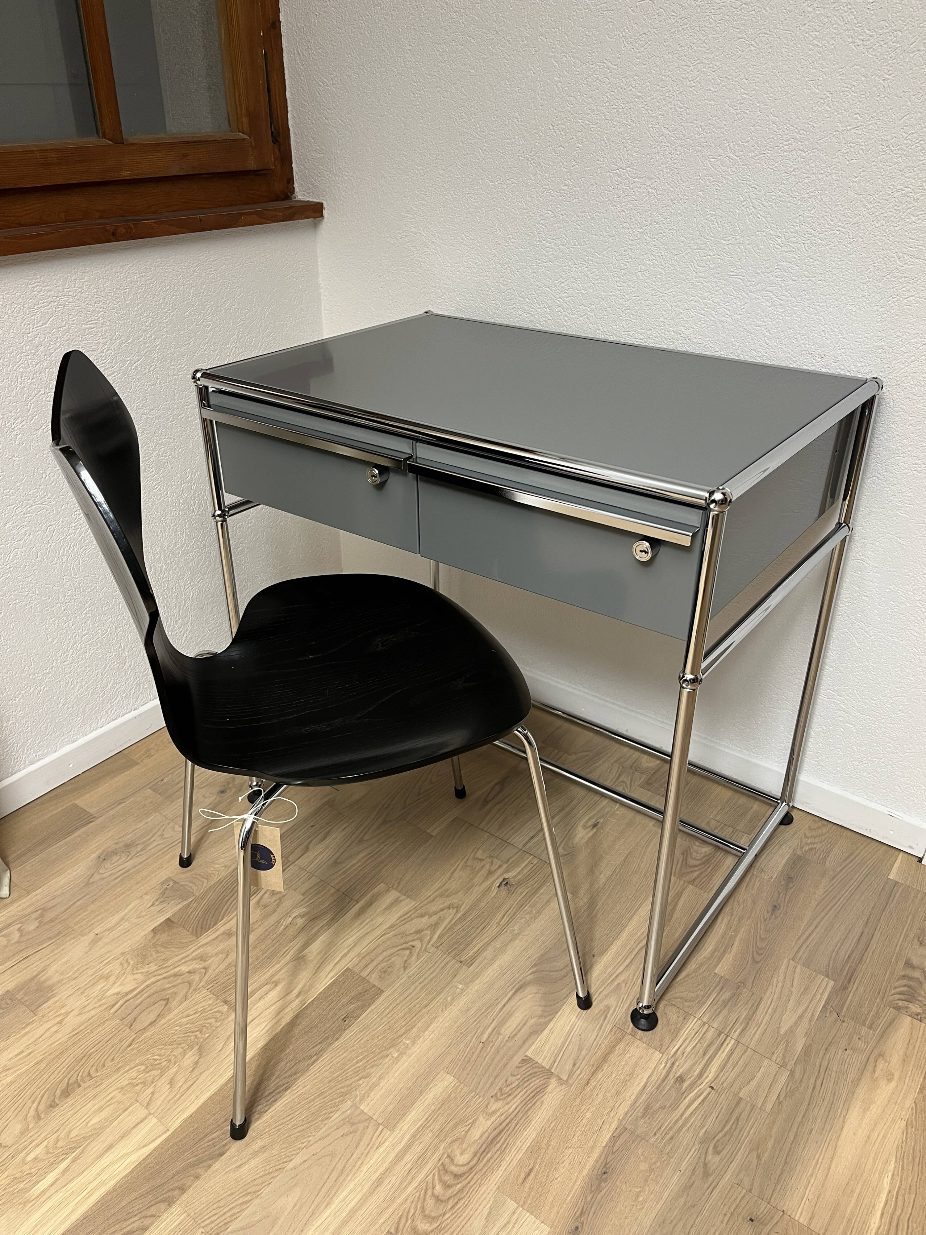 USM Haller Desk / Trolley in Medium Grey