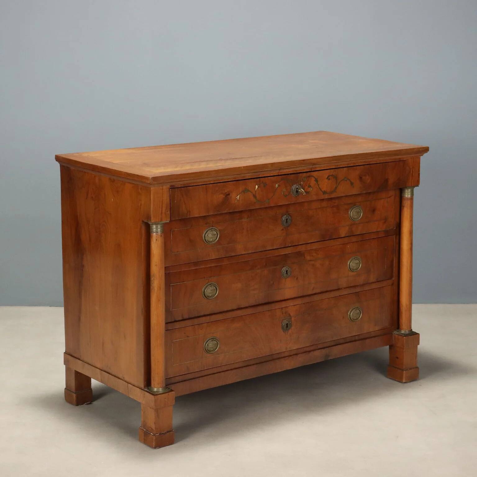 Commode Empire en noyer avec incrustations en laiton