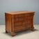 Commode Empire en noyer avec incrustations en laiton
