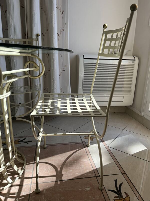 Table ronde en fer forgé et 4 chaises