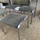 Table vintage en verre et piétement chromé et 4 chaises assorties