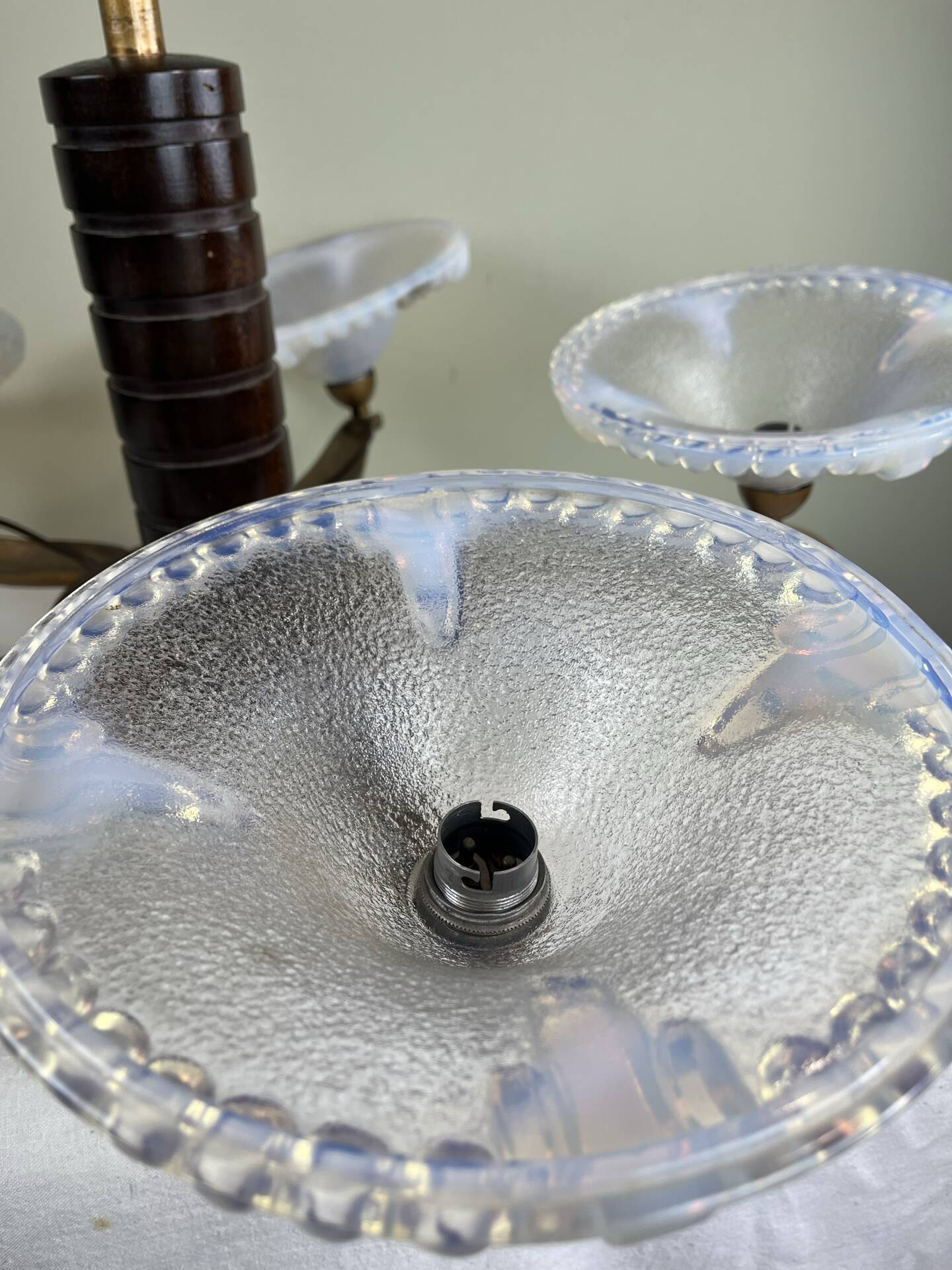 Lustre moderniste français en bois, laiton et verres opalescents