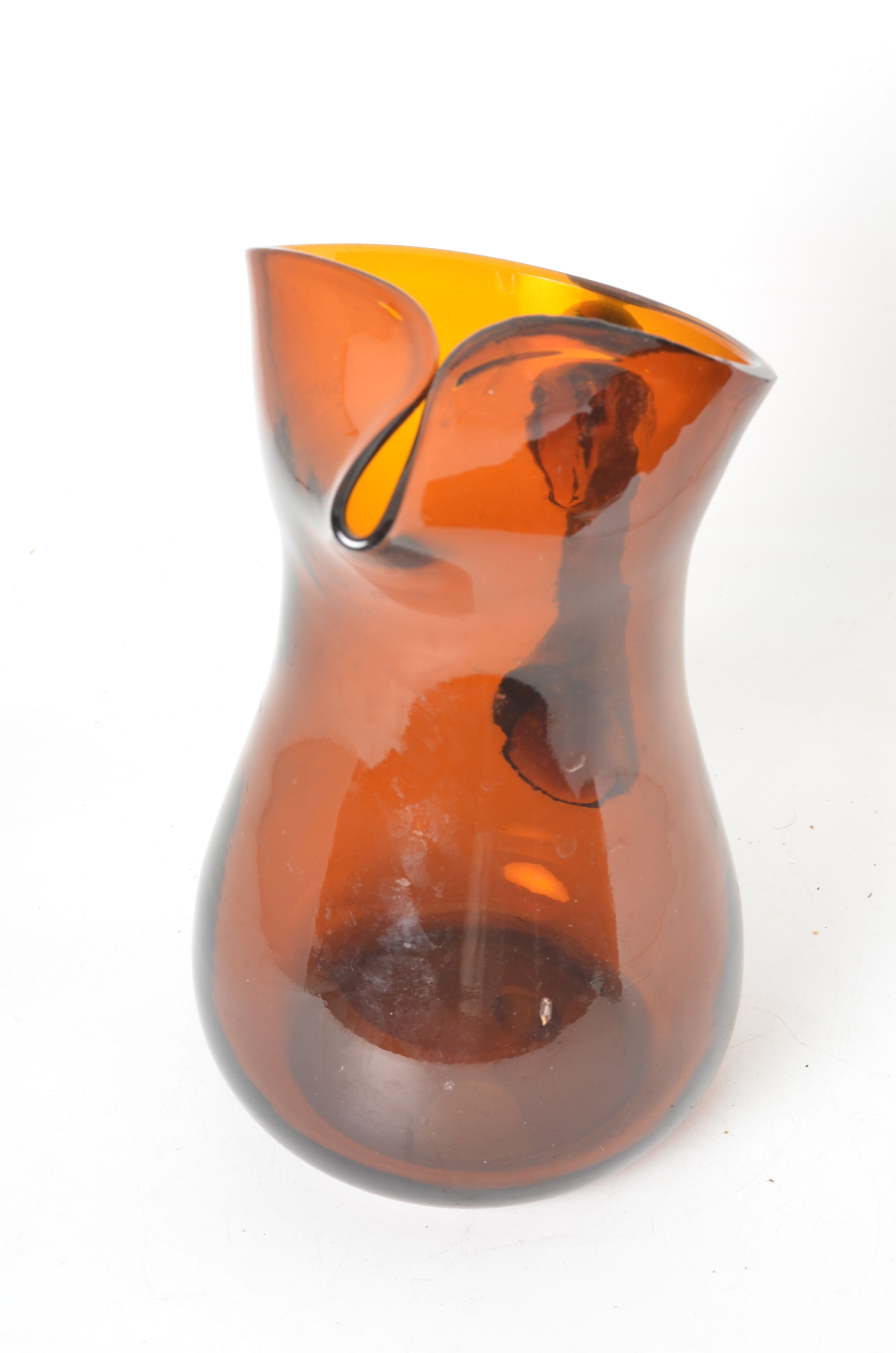 Carafe ambrée en verre soufflé