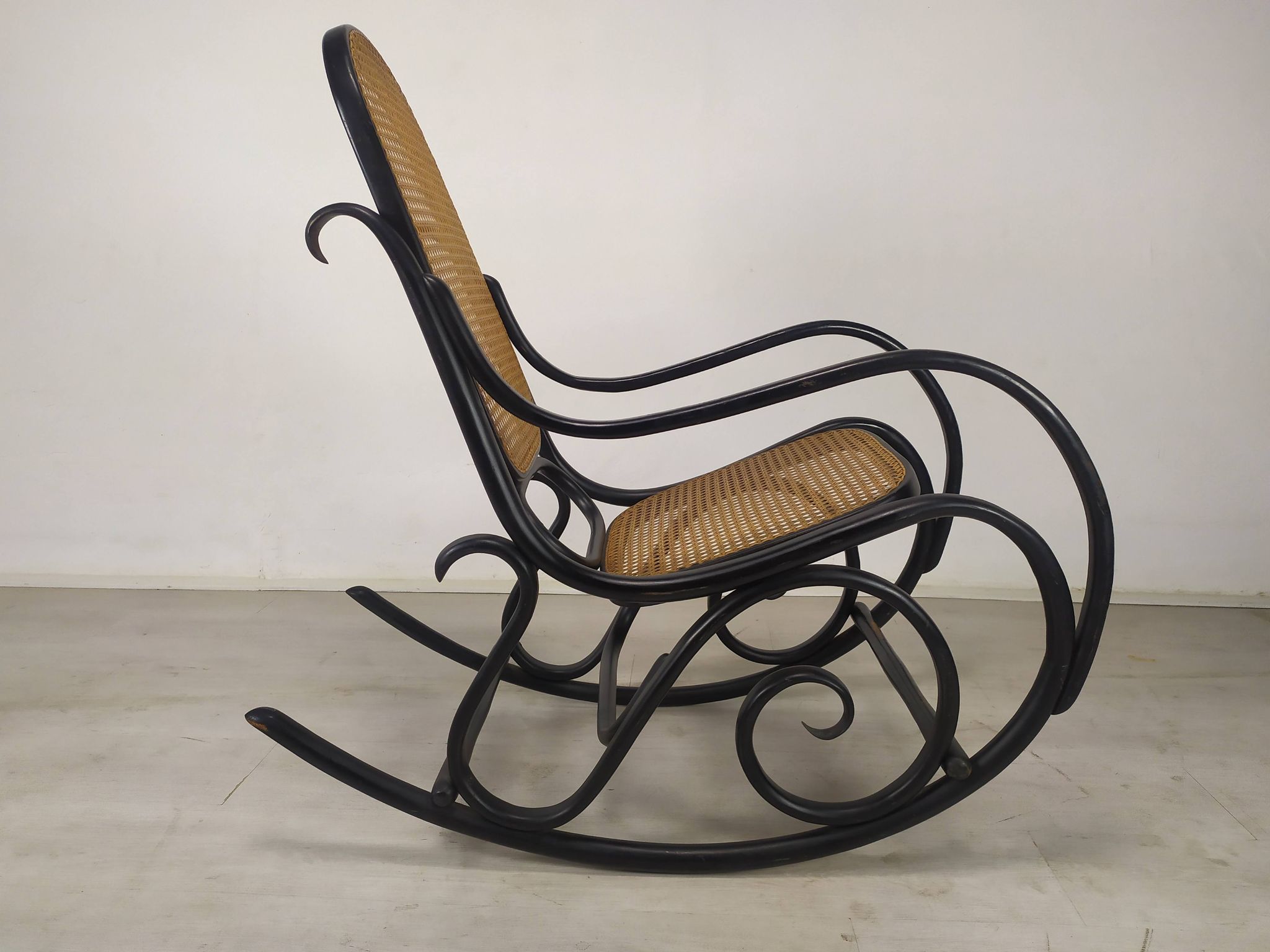 Rocking-chair curved wood