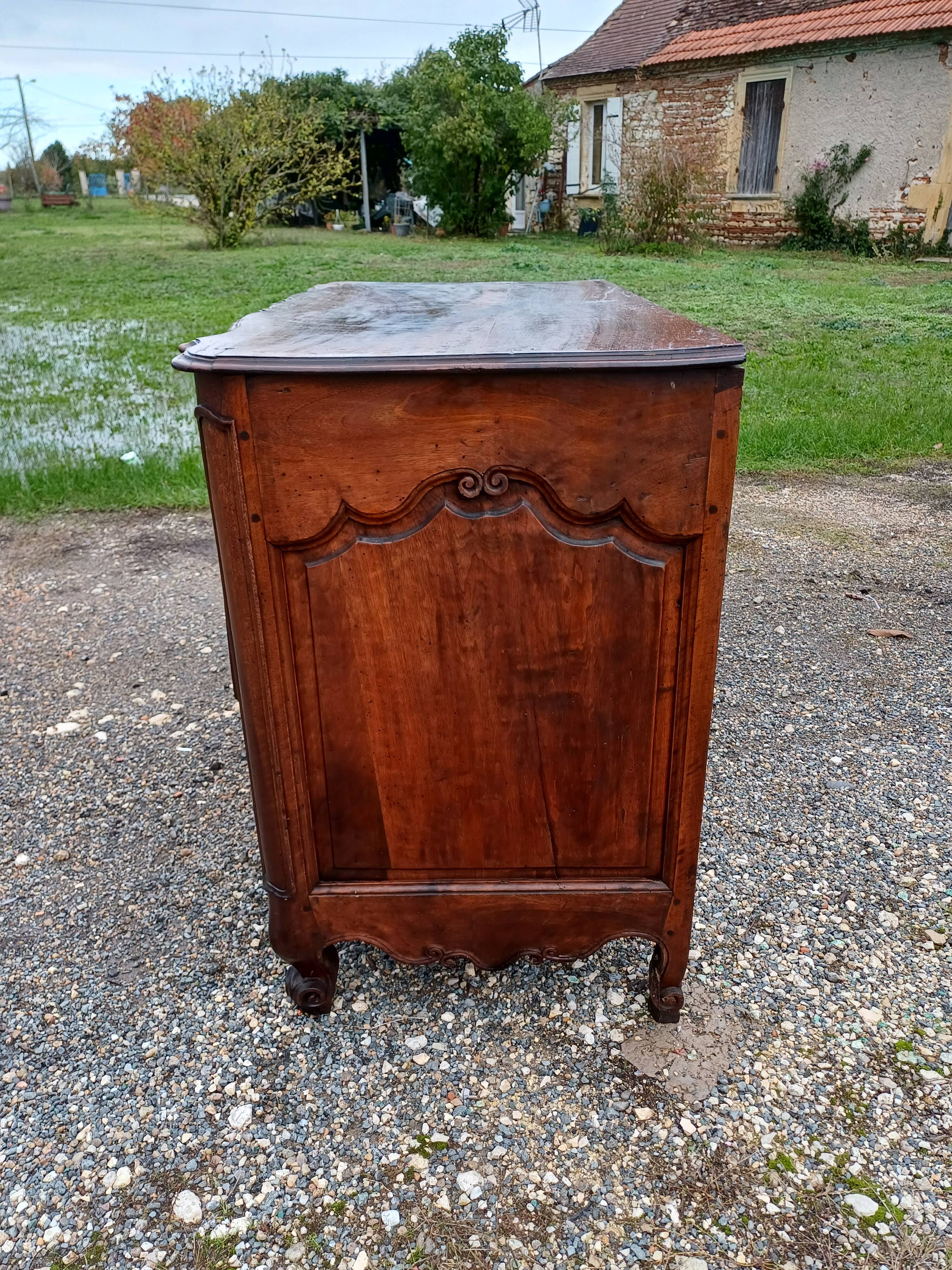Commode 19 ème en Noyer et Bronze