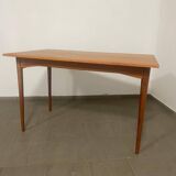 Extendable dining table