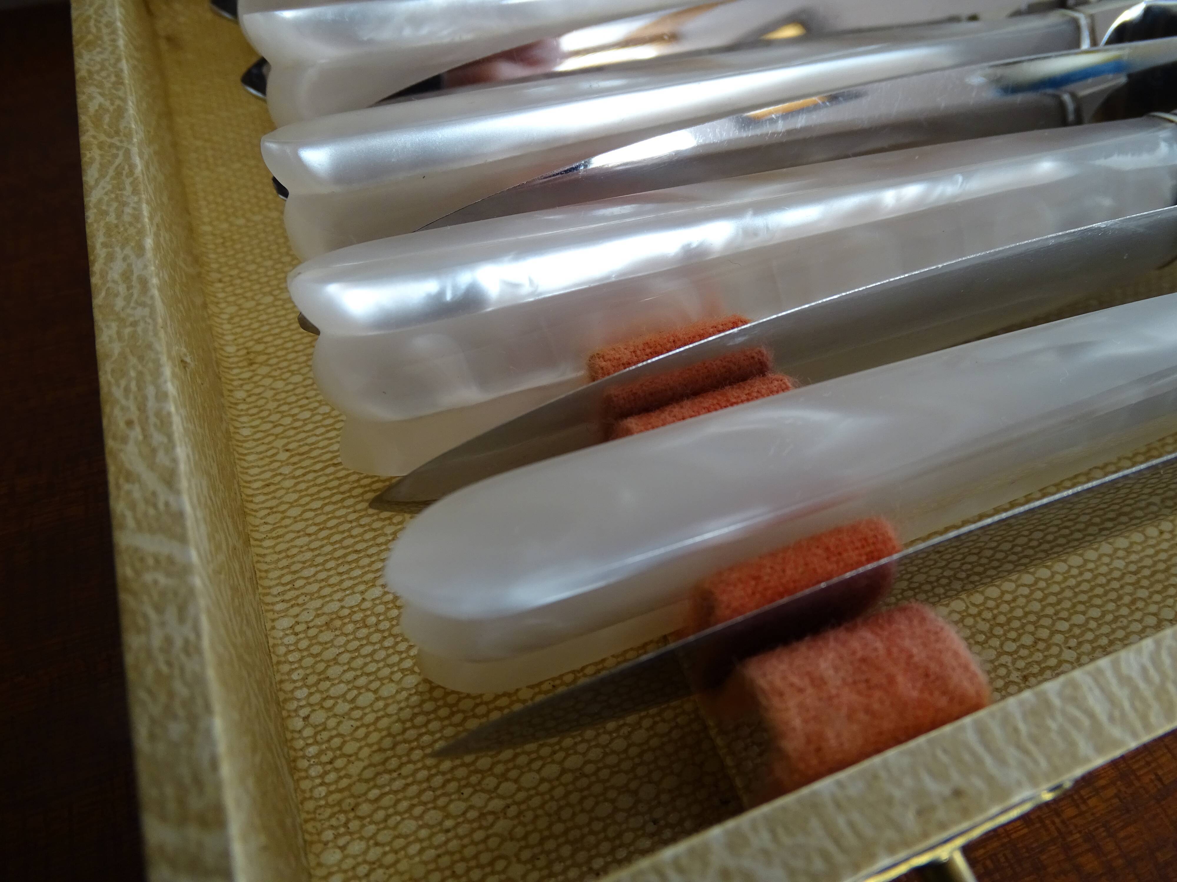 12 knives style Art Deco stainless steel in case