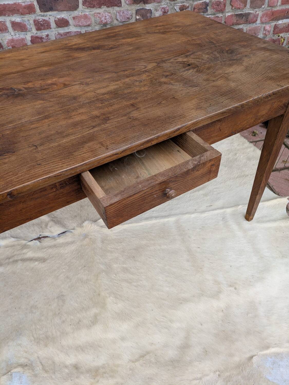 Desk table
