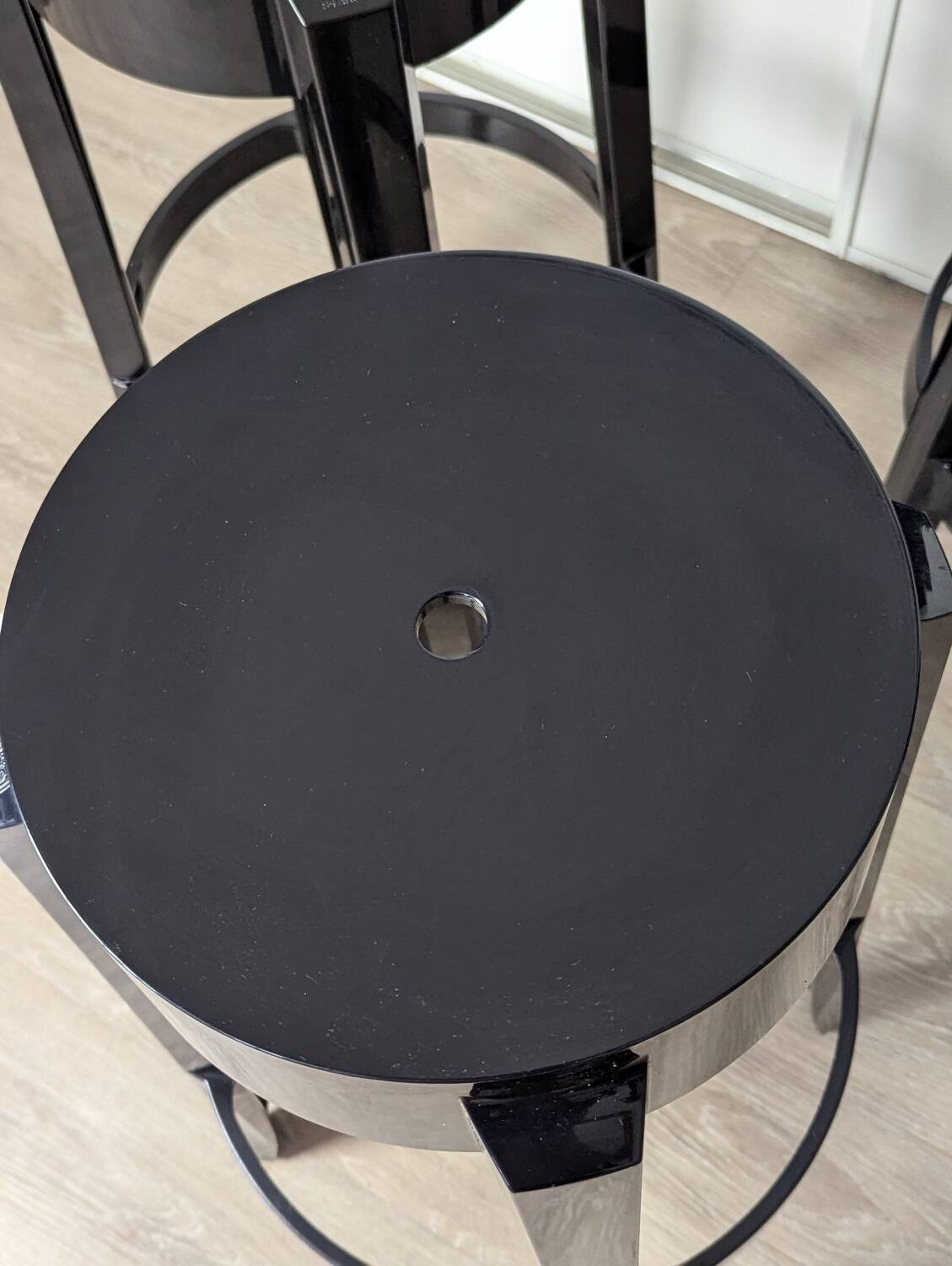 Trois Tabourets hauts, Charles Ghost par Kartell et Starck