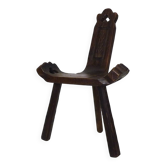 Brutalist tripod chair in raw wood. Solid wood chair. 1960s.