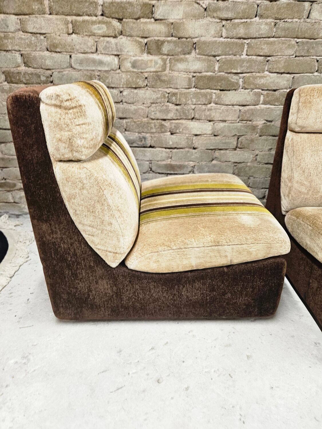 Paire de chauffeuses velours 1970