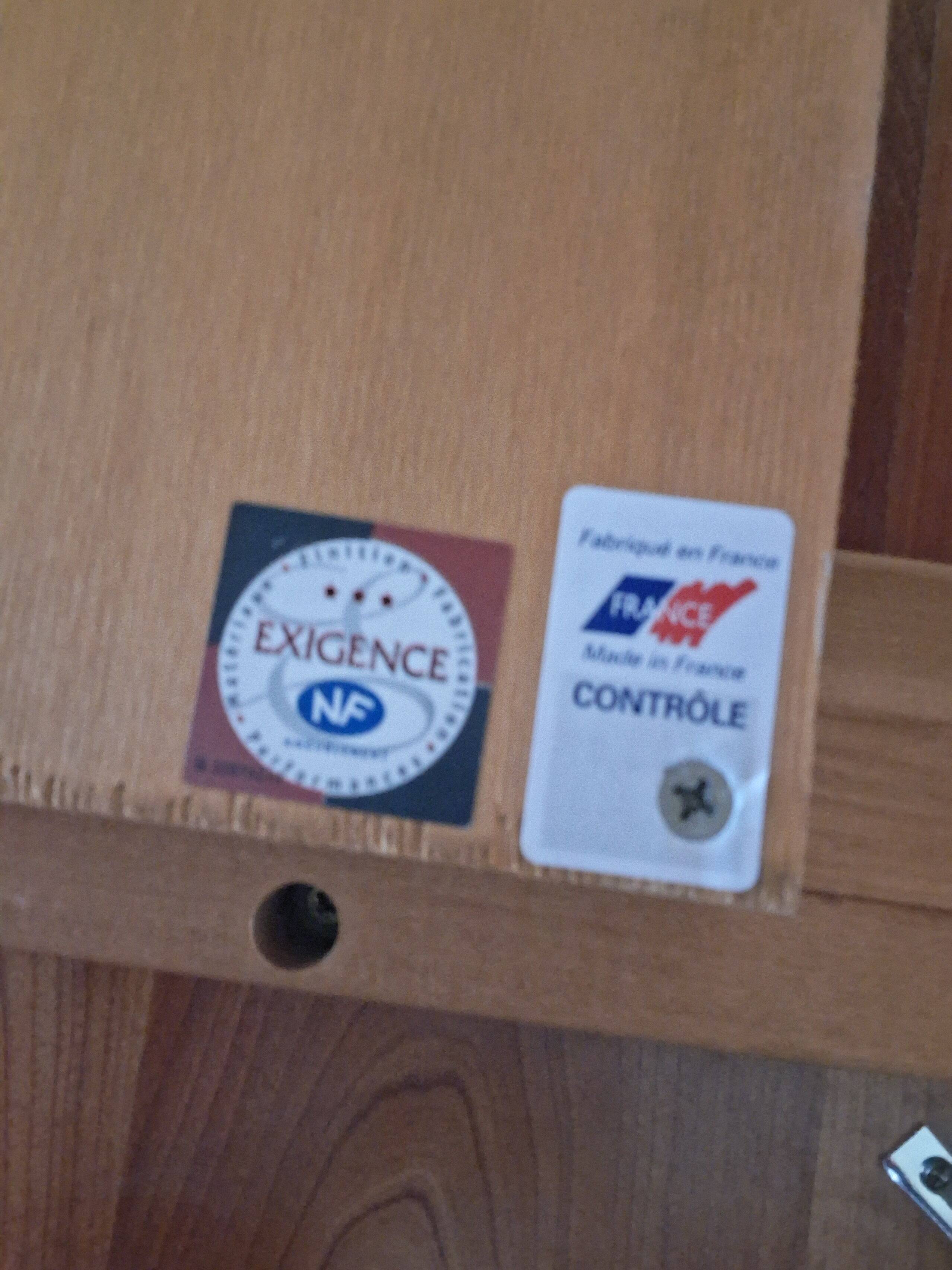 Round table in cherry wood